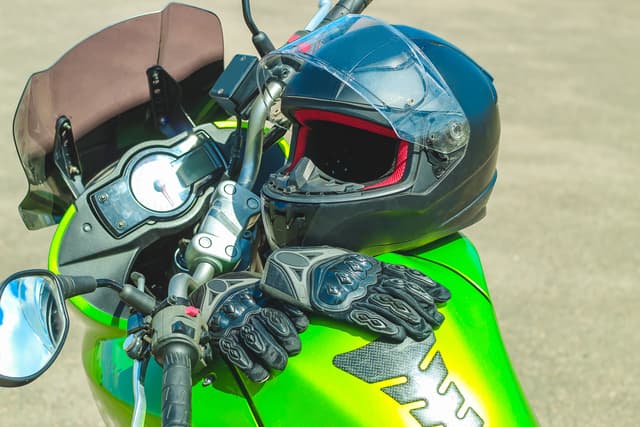 Motorcycle Phone Mount for a Speed Test: 7 Rules That Keep You Safe